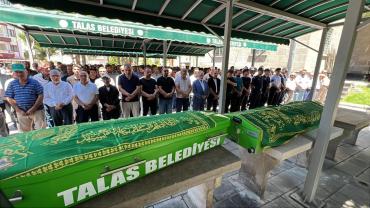 Afyon'daki kazada hayatını kaybeden anne ile bebeği Kayseri'de defnedildi