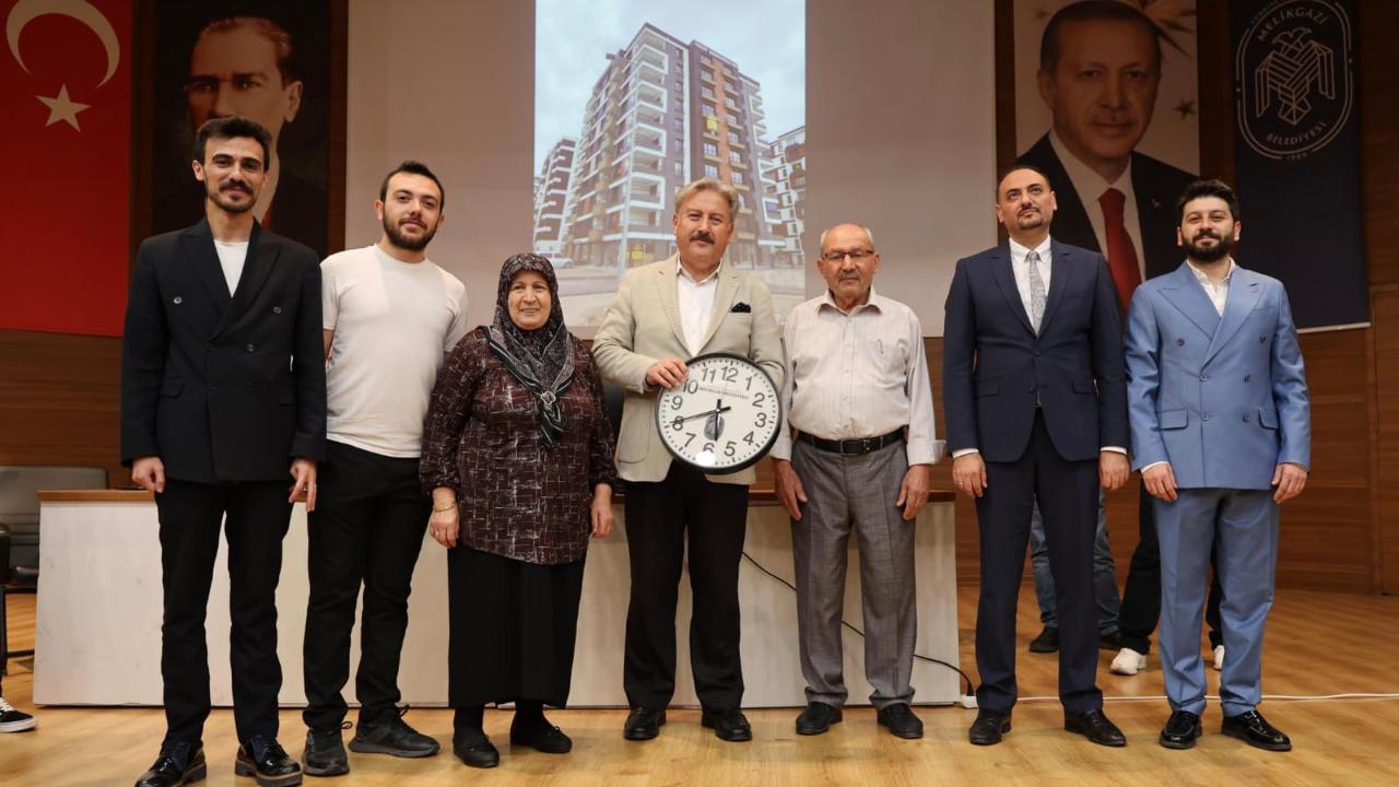 Battalgazi'de kentsel dönüşüm evleri teslim edildi