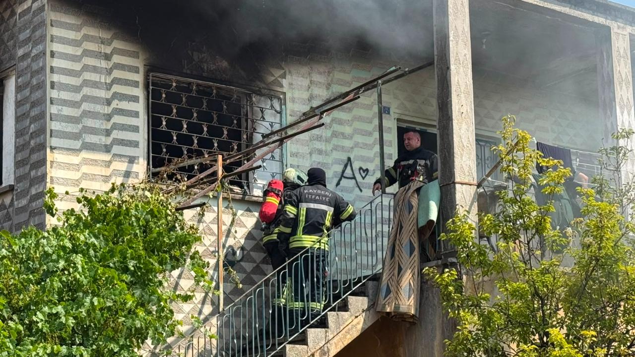 Kayseri'de 2 katlı evde yangın çıktı