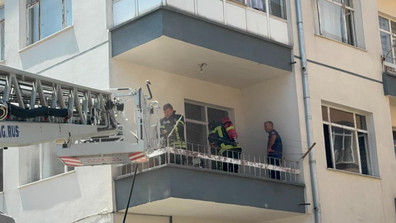 Kayseri’de 3 katlı binada yangın